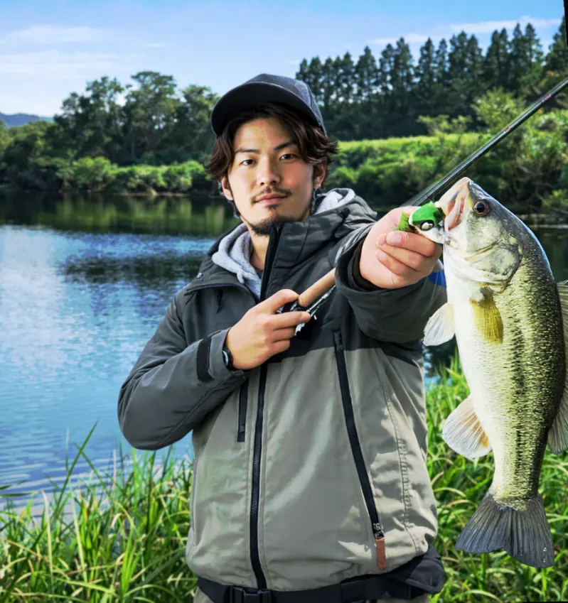 蛇池でブラックバスの釣果を得た澤田.webp