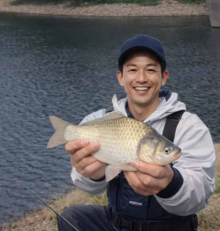 蛭沢湖でヘラブナの釣果を得た勝田.webp