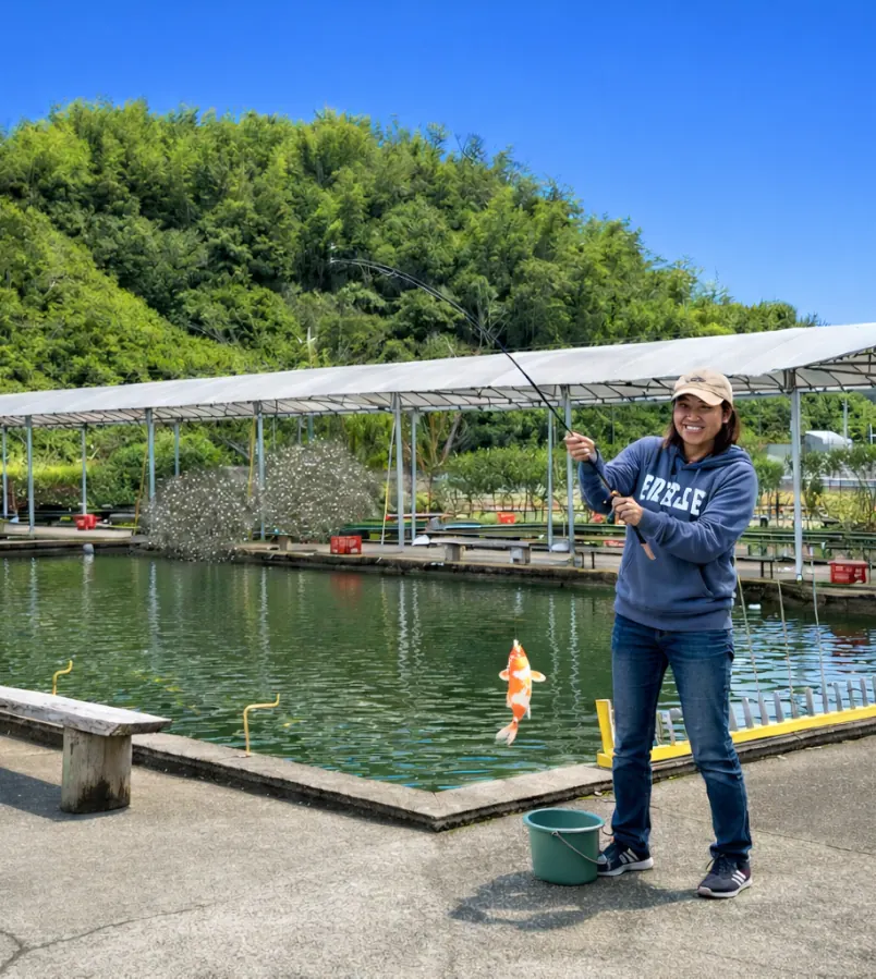 谷養魚場でコイの釣果を得た女性.webp