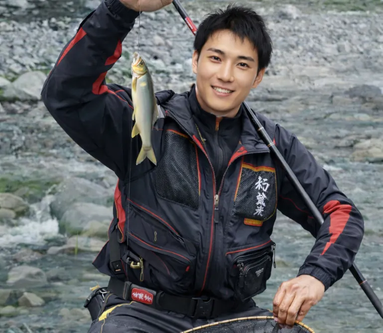 阿智川でアユの釣果を得た新崎.webp