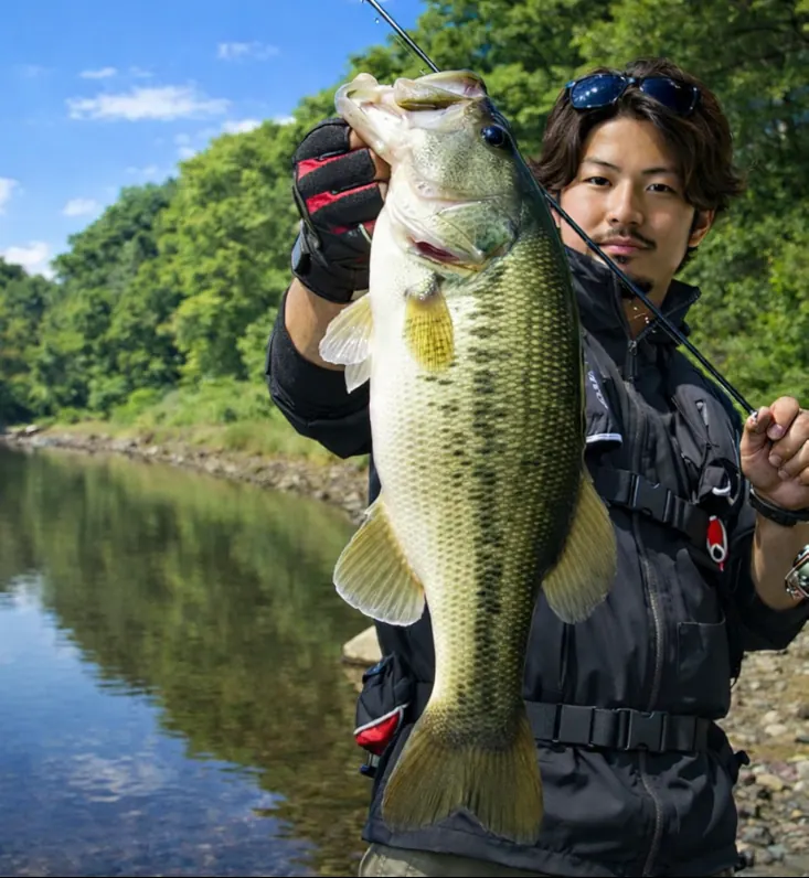 須川湖でブラックバスの釣果を得た澤田.webp