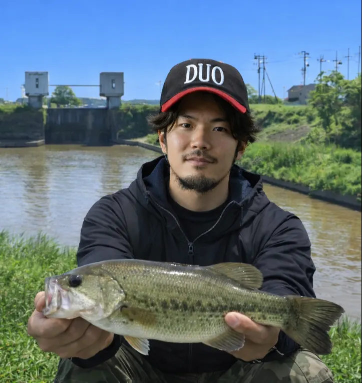 飯沼川でブラックバスの釣果を得た澤田.webp