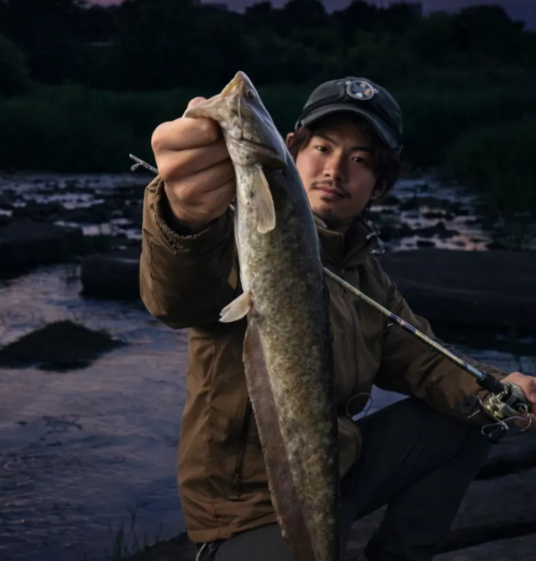 馬見ヶ崎川でナマズの釣果を得た澤田.webp