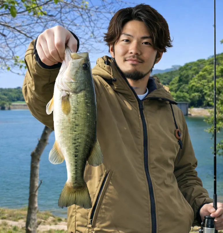 駕与丁公園でブラックバスの釣果を得た澤田.webp
