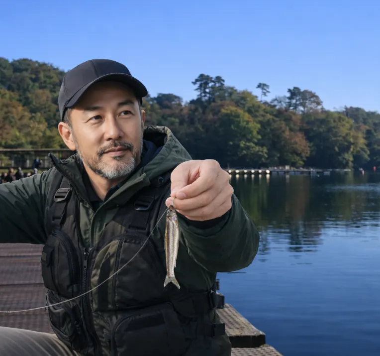 鮎川湖でワカサギの釣果を得た渡辺.webp