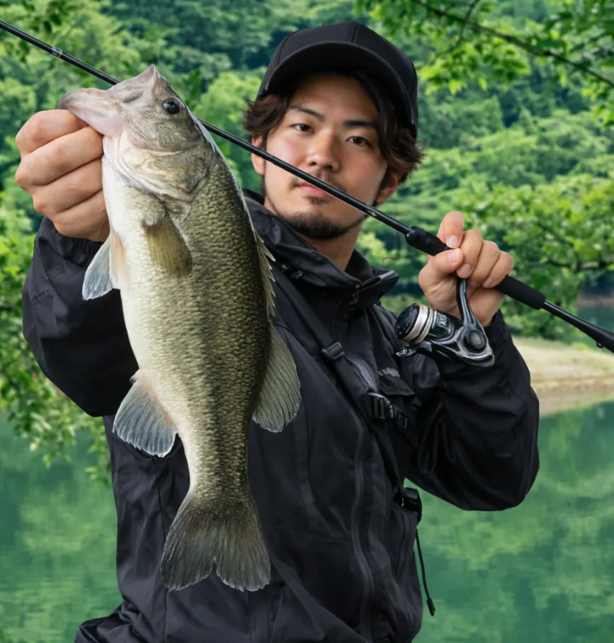 鱒渕ダムでブラックバスの釣果を得た澤田.webp