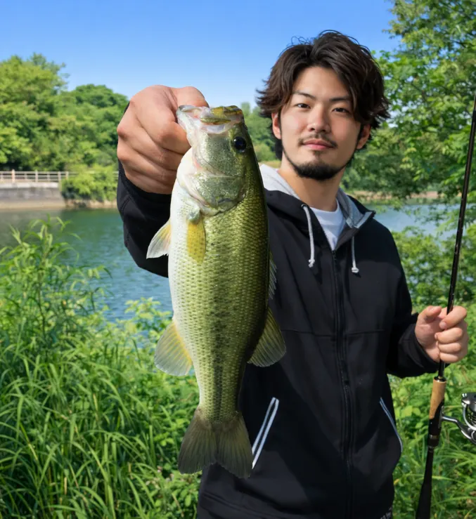 鳥羽池でブラックバスの釣果を得た澤田.webp