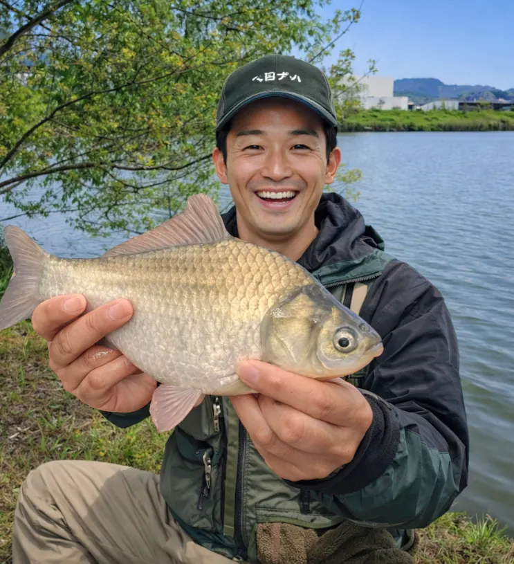 麻機遊水地でヘラブナの釣果を得た勝田.webp
