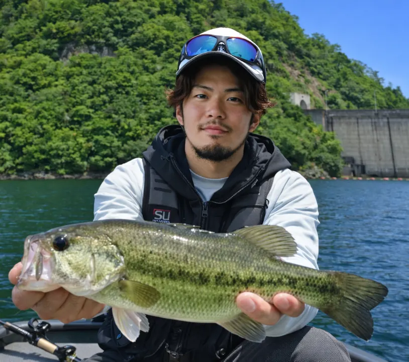 龍ヶ鼻ダムでブラックバスの釣果を得た澤田.webp