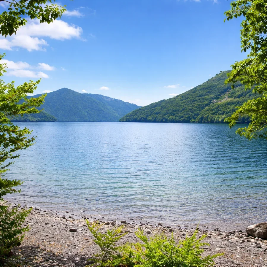 中禅寺湖だるま石付近