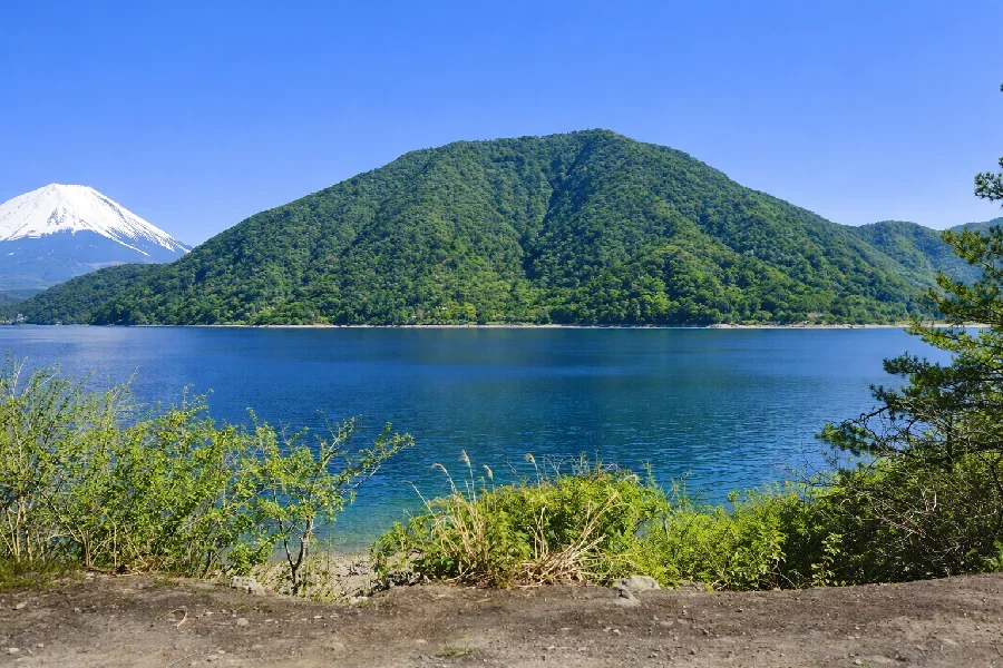 長崎岬付近の本栖湖