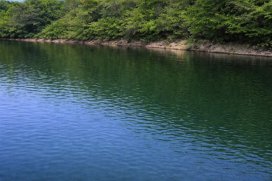 入鹿池赤壁