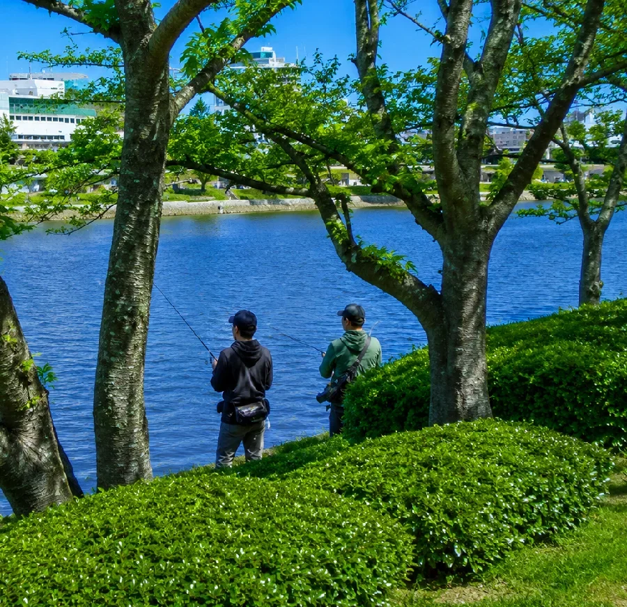 千波湖近代美術館前