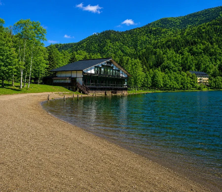 湯ノ湖レストハウス前